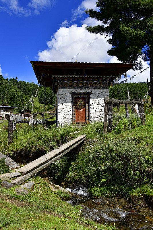 Phobjikha山谷——乡村圣地，在Gangtey自然小径上有简易的桥，Wangdue Phodrang区，不丹